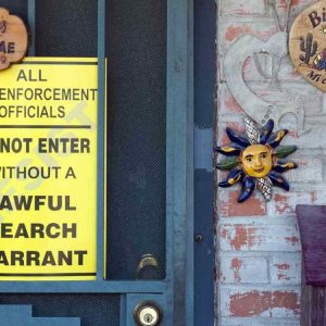 Inmigrantes colocan cartelones en sus viviendas para impedir ser detenidos EE.UU